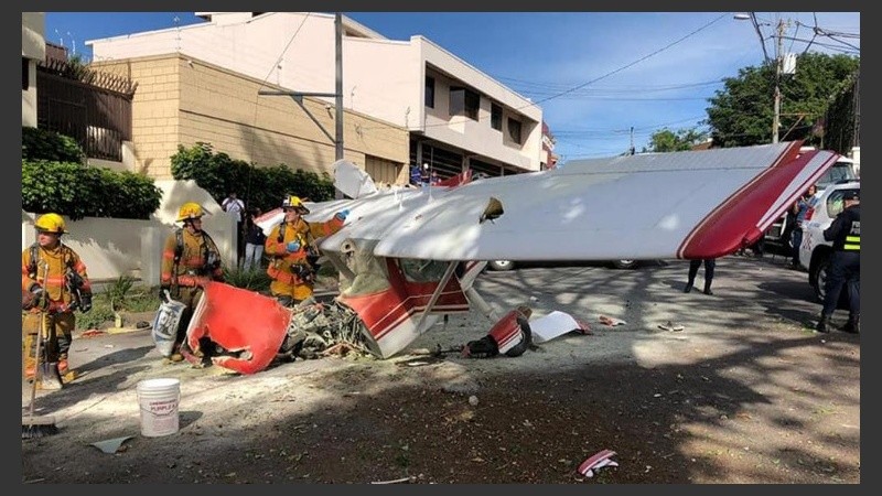 La avioneta quedó destruida en medio de la calle.