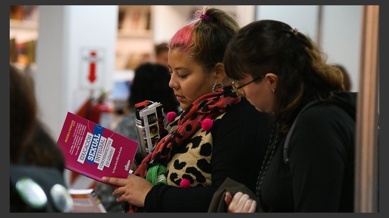 Arrancó este jueves la Feria del Libro Rosario en el Centro Cultural Roberto Fontanarrosa. 