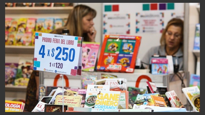 Arrancó este jueves la Feria del Libro Rosario en el Centro Cultural Roberto Fontanarrosa. 