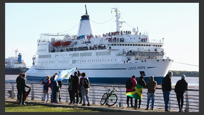 El barco imponente en el río Paraná.