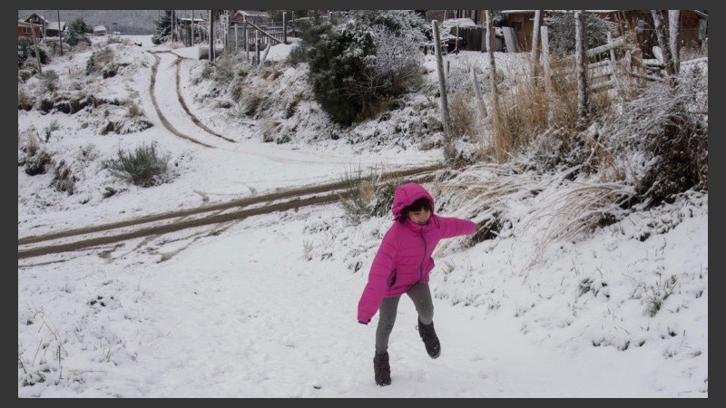 Los chicos se lanzaron a las calles para jugar con la nieve. 