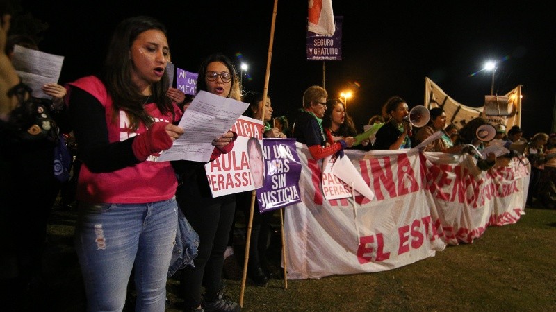 La marcha Ni una menos recorrió el centro de Rosario y terminó en el Monumento a la Bandera.