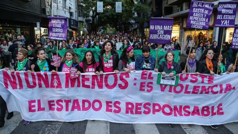 La marcha Ni una menos recorrió el centro de Rosario y terminó en el Monumento a la Bandera.