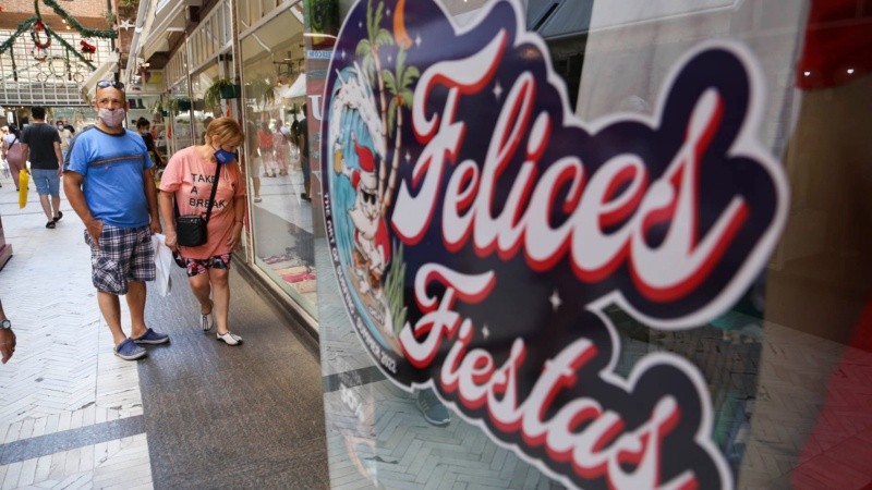 Mucha gente en las peatonales este viernes 24 de diciembre a pocas horas de Navidad.