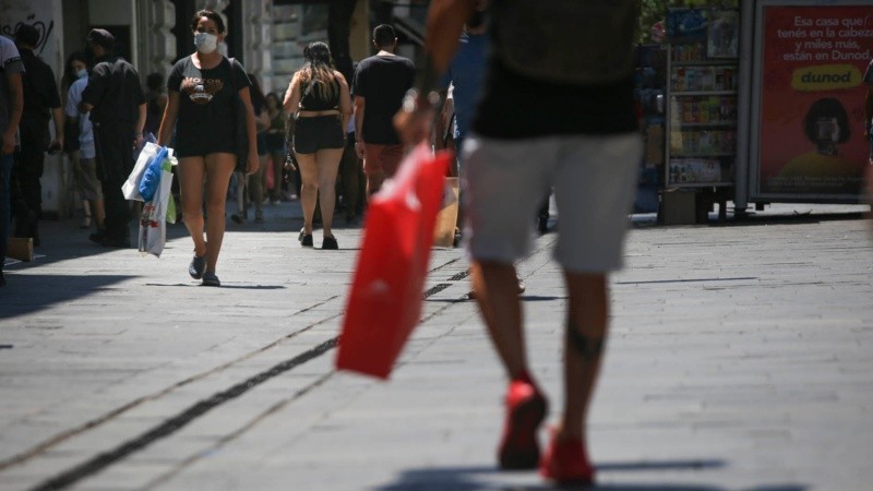 Mucha gente en las peatonales este viernes 24 de diciembre a pocas horas de Navidad.