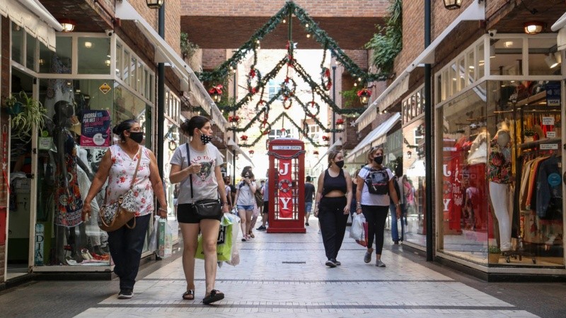 Mucha gente en las peatonales este viernes 24 de diciembre a pocas horas de Navidad.