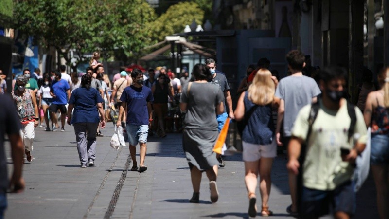 Mucha gente en las peatonales este viernes 24 de diciembre a pocas horas de Navidad.