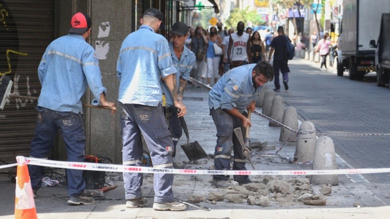 Empleados de la EPE en la esquina de Córdoba y Sarmiento, este martes.