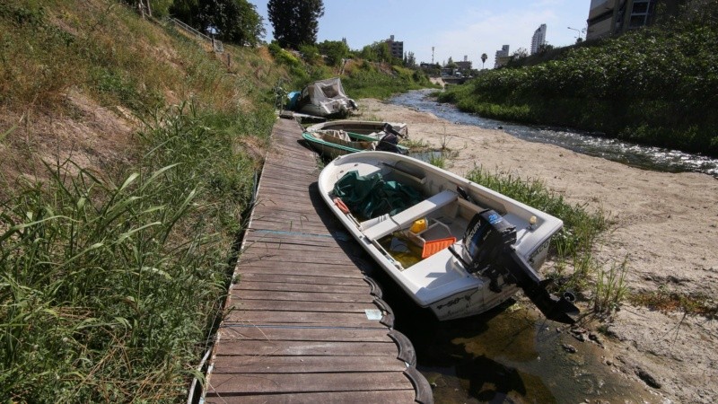 La desembocadura del arroyo Ludueña y un paisaje que sorprende por el poco caudal de agua. 