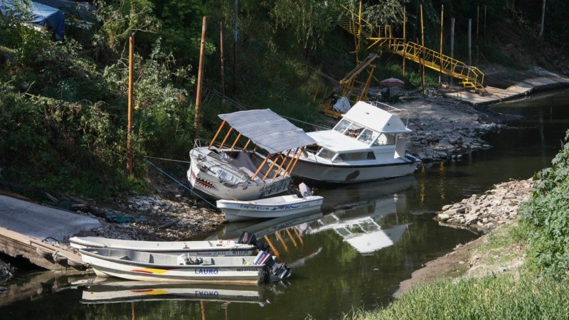 La desembocadura del arroyo Ludueña y un paisaje que sorprende por el poco caudal de agua. 