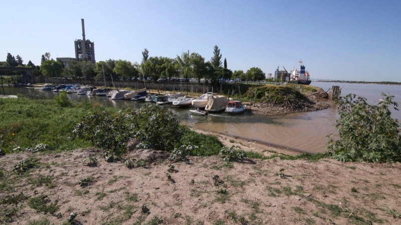 La desembocadura del arroyo Ludueña y un paisaje que sorprende por el poco caudal de agua. 