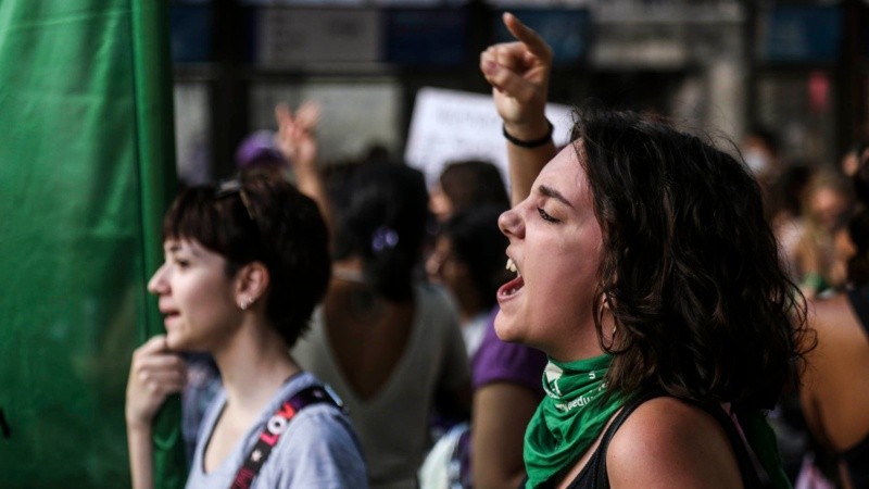 Miles de mujeres marcharon por las calles de Rosario este martes por la tarde. 