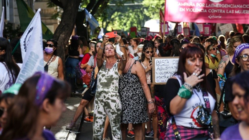 Miles de mujeres marcharon por las calles de Rosario este martes por la tarde. 