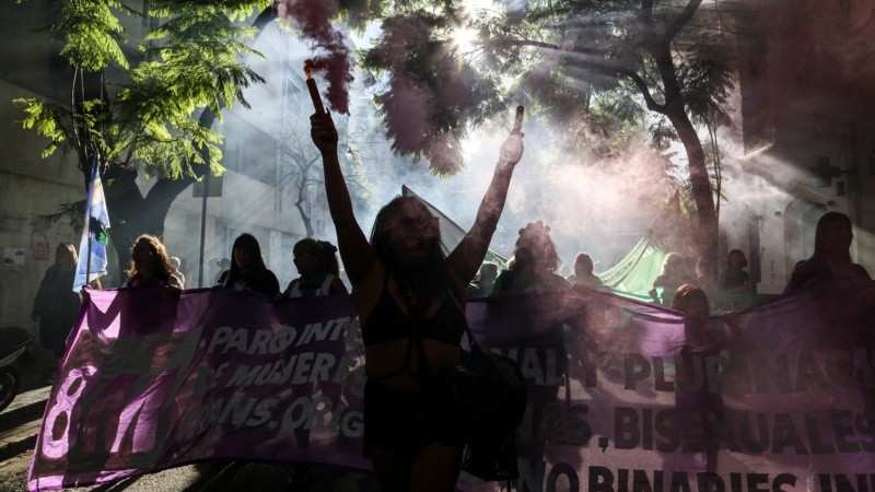 Miles de mujeres marcharon por las calles de Rosario este martes por la tarde. 