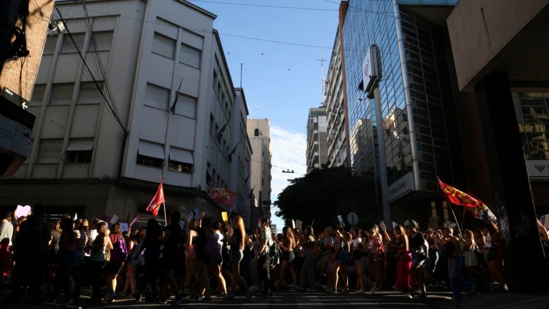 Miles de mujeres marcharon por las calles de Rosario este martes por la tarde. 