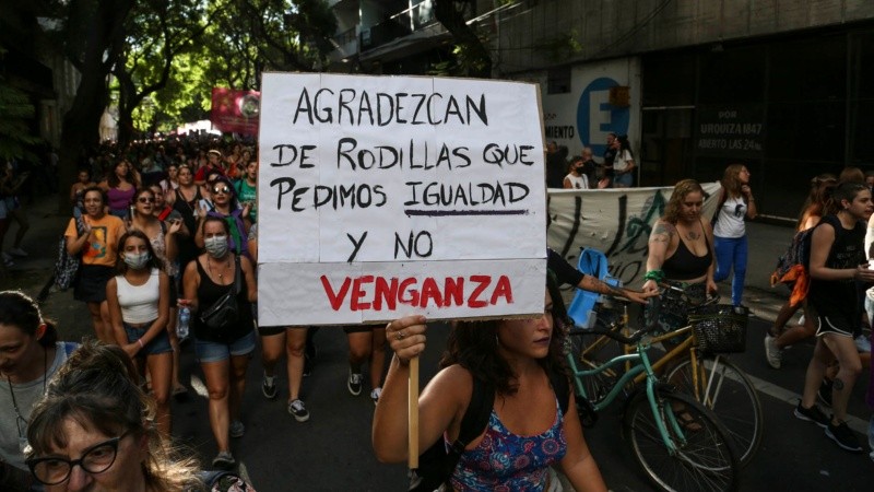 Miles de mujeres marcharon por las calles de Rosario este martes por la tarde. 