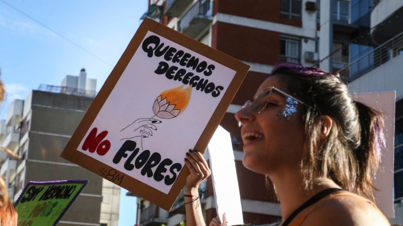 Miles de mujeres marcharon por las calles de Rosario este martes por la tarde. 