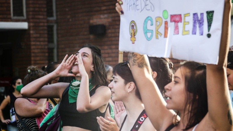 Miles de mujeres marcharon por las calles de Rosario este martes por la tarde. 