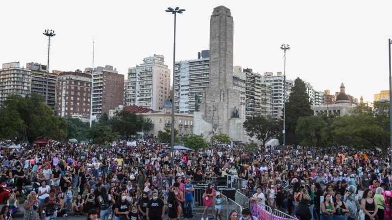 Así se veía el Parque frente al  Monumento. Miles de mujeres marcharon en este nuevo 8M.