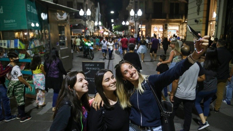 Las peatonales rosarinas repletas de gente este sábado por la noche. 