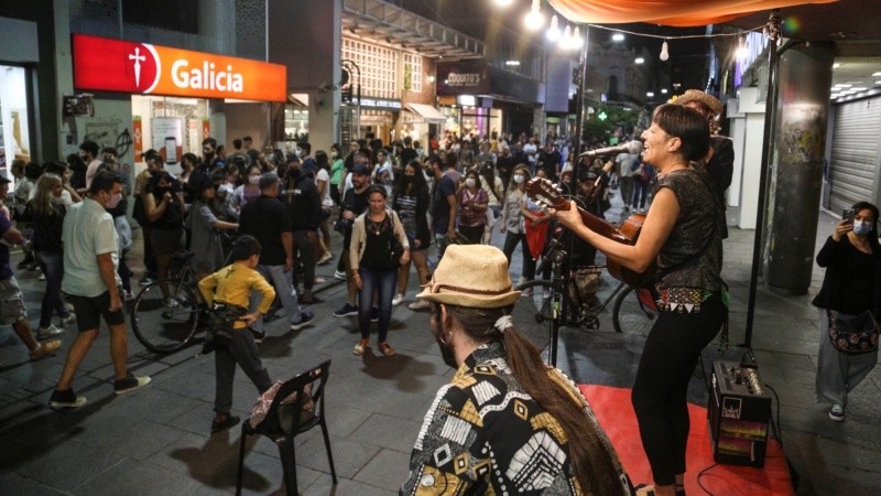 Las peatonales rosarinas repletas de gente este sábado por la noche. 