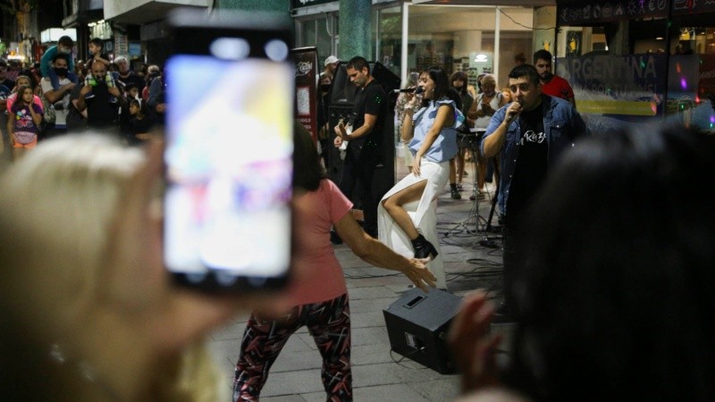 Las peatonales rosarinas repletas de gente este sábado por la noche. 