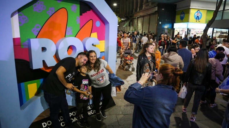 Las peatonales rosarinas repletas de gente este sábado por la noche. 