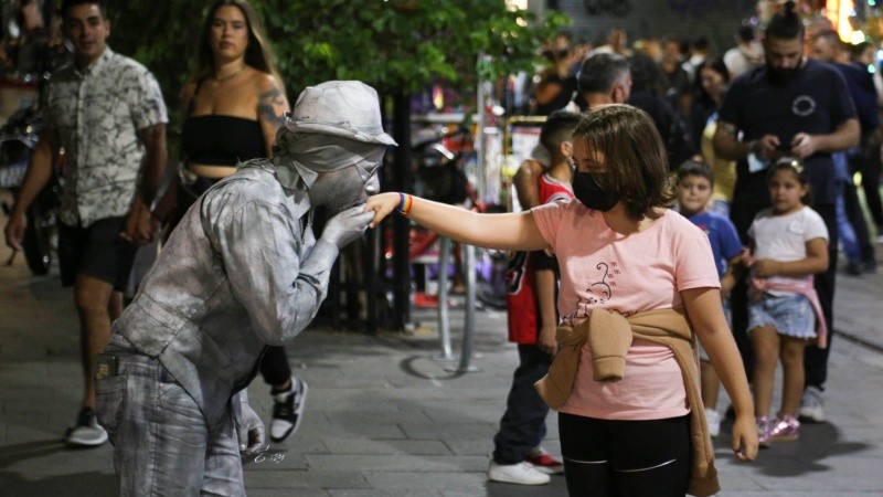 Las peatonales rosarinas repletas de gente este sábado por la noche. 