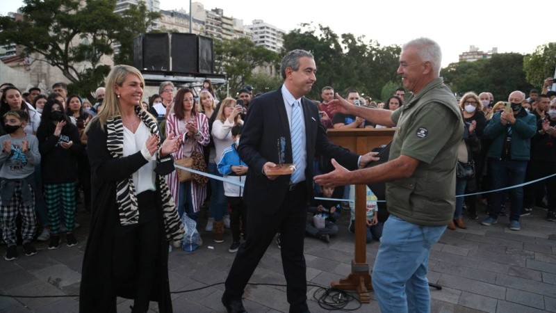 Pablo Javkin y María Eugenia Schmuck junto a Claudino Chamorro del Centro de ex combatientes de Rosario.