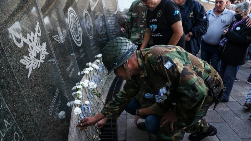 Veteranos y familiares dejaron ofrendas para los caídos, a 40 años de la guerra.