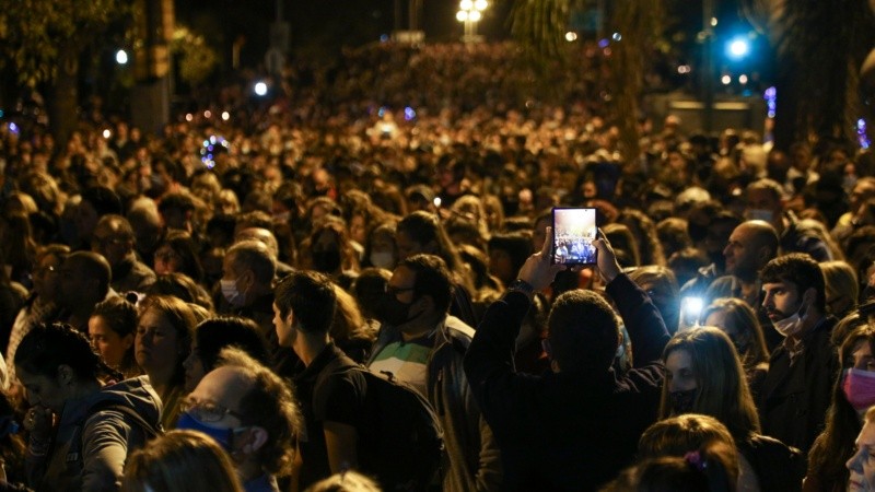 Los fieles en el Vía Crucis de barrio Rucci.