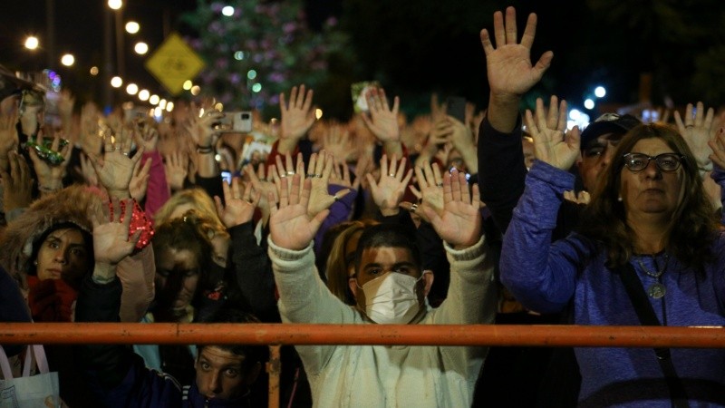 Los fieles en el Vía Crucis de barrio Rucci.