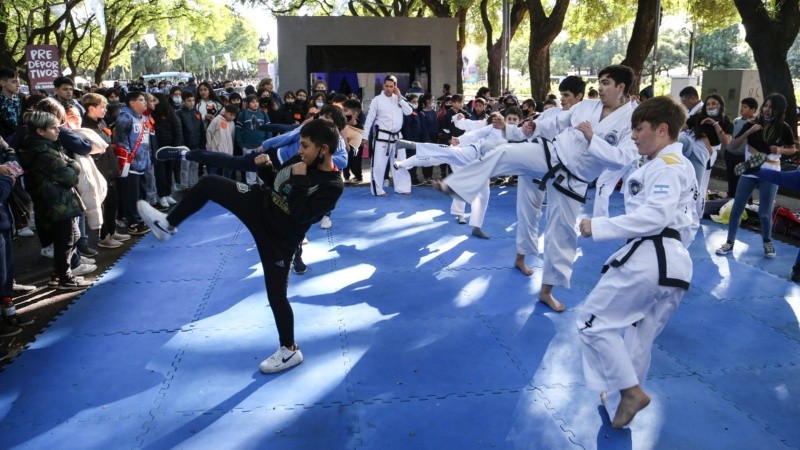 El Fan Fest de Oroño a pleno con cientos de chicos de escuelas de Rosario.