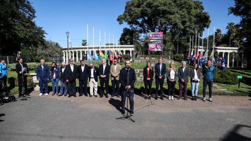 La ceremonia de bienvenida a las delegaciones en el Calendario del Parque Independencia.