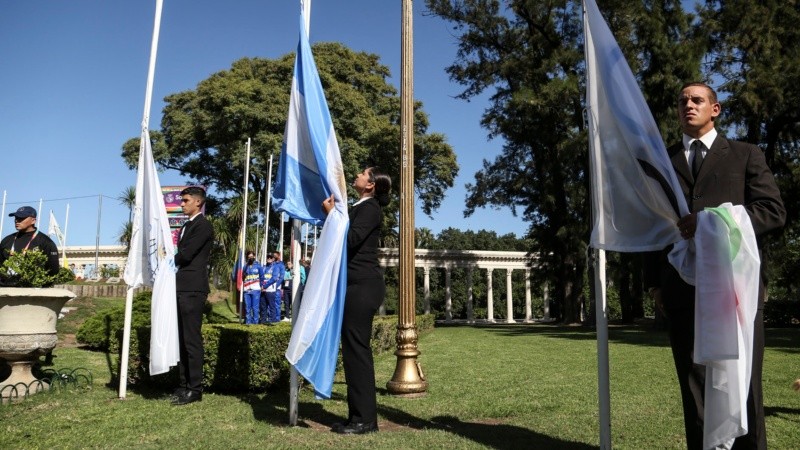 La ceremonia de bienvenida a las delegaciones en el Calendario del Parque Independencia.