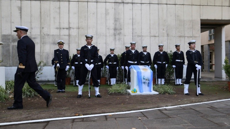 El emotivo acto en homenaje al cabo rosarino Felipe Gallo este lunes en el cementerio El Salvador.