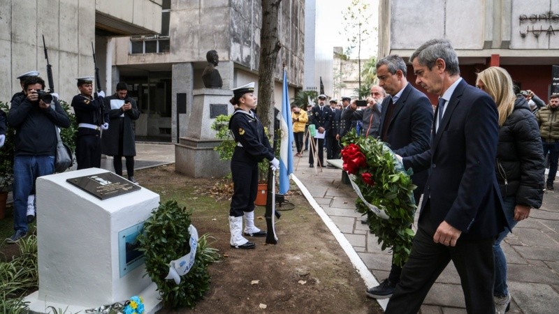 El emotivo acto en homenaje al cabo rosarino Felipe Gallo este lunes en el cementerio El Salvador.