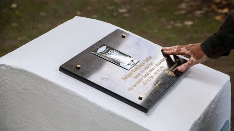 El emotivo acto en homenaje al cabo rosarino Felipe Gallo este lunes en el cementerio El Salvador.