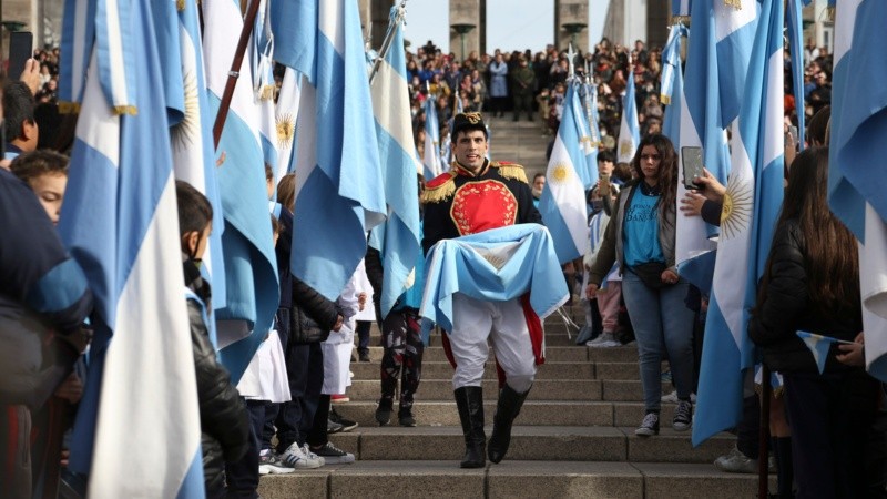 El esperado regreso de la jura de la bandera por miles de chicos y chicas en el Monumento.