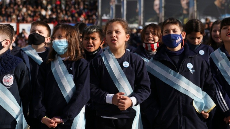 El esperado regreso de la jura de la bandera por miles de chicos y chicas en el Monumento.