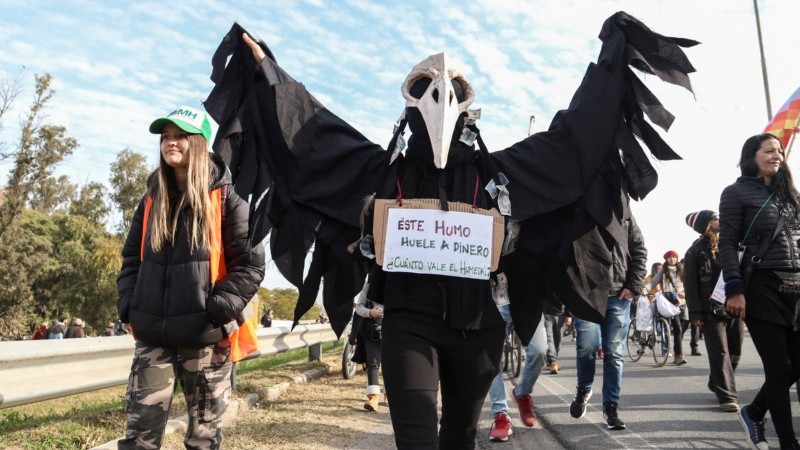 La protesta de ambientalistas en la cabecera del puente Rosario Victoria. 