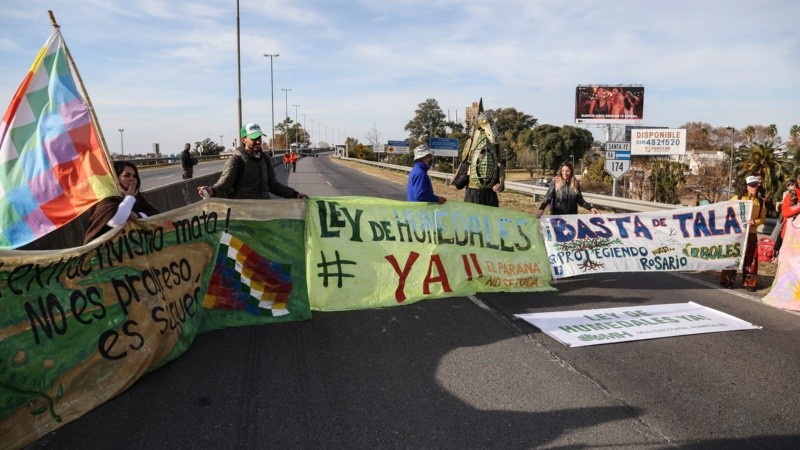 La protesta de ambientalistas en la cabecera del puente Rosario Victoria. 