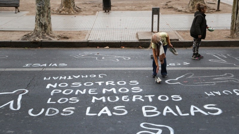 Familiares de víctimas de la inseguridad realizaron una intervención frente a Gobernación este jueves por la mañana.