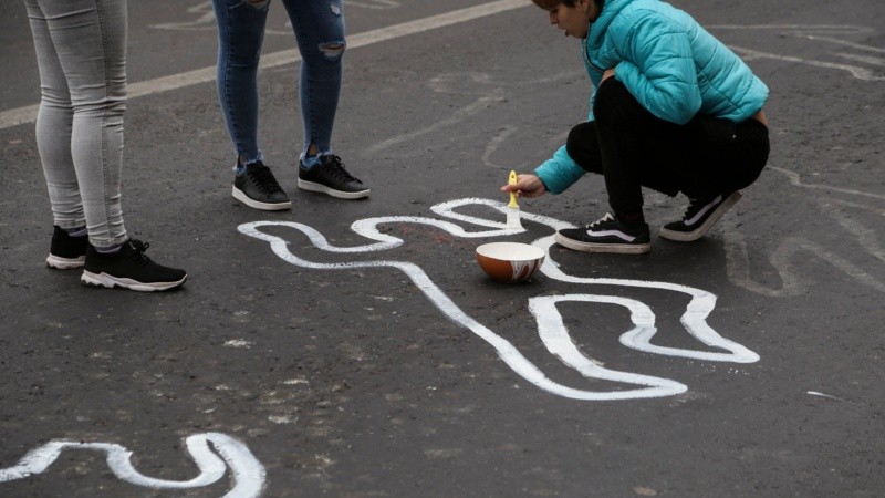 Familiares de víctimas de la inseguridad realizaron una intervención frente a Gobernación este jueves por la mañana.