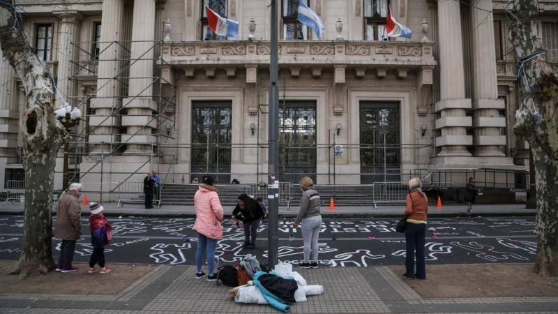 Familiares de víctimas de la inseguridad realizaron una intervención frente a Gobernación este jueves por la mañana.