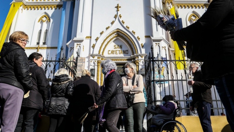 Miles de fieles en la iglesia de San Cayetano agradeciendo y pidiendo por trabajo. 