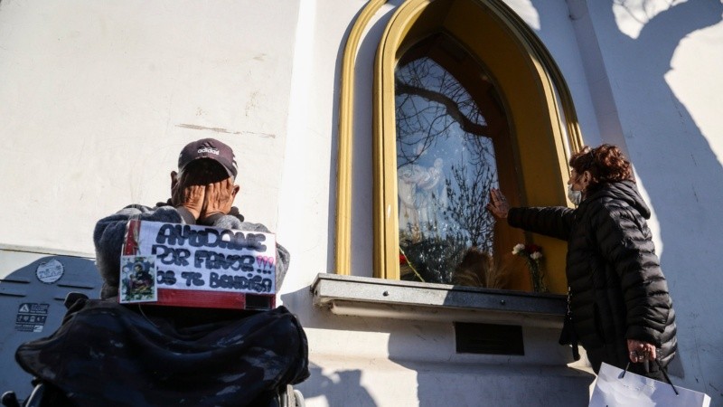 Miles de fieles en la iglesia de San Cayetano agradeciendo y pidiendo por trabajo. 