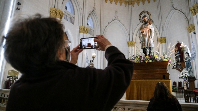 Miles de fieles en la iglesia de San Cayetano agradeciendo y pidiendo por trabajo. 