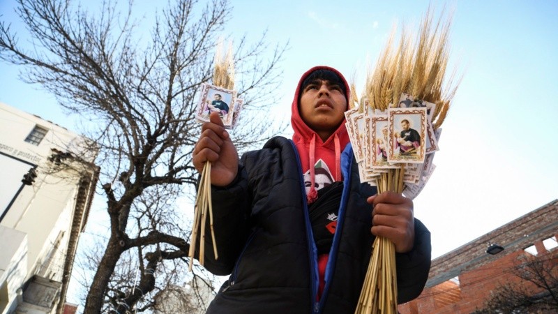 Miles de fieles en la iglesia de San Cayetano agradeciendo y pidiendo por trabajo. 