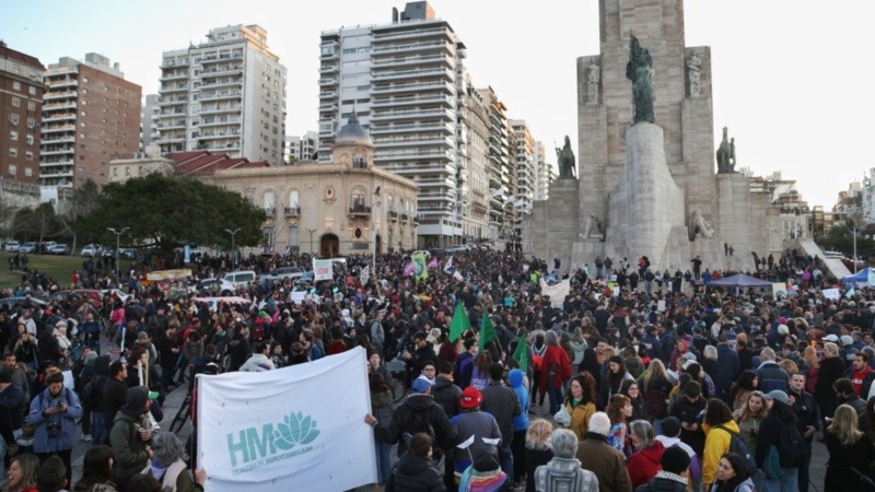 Una nutrida convocatoria en el Monumento.